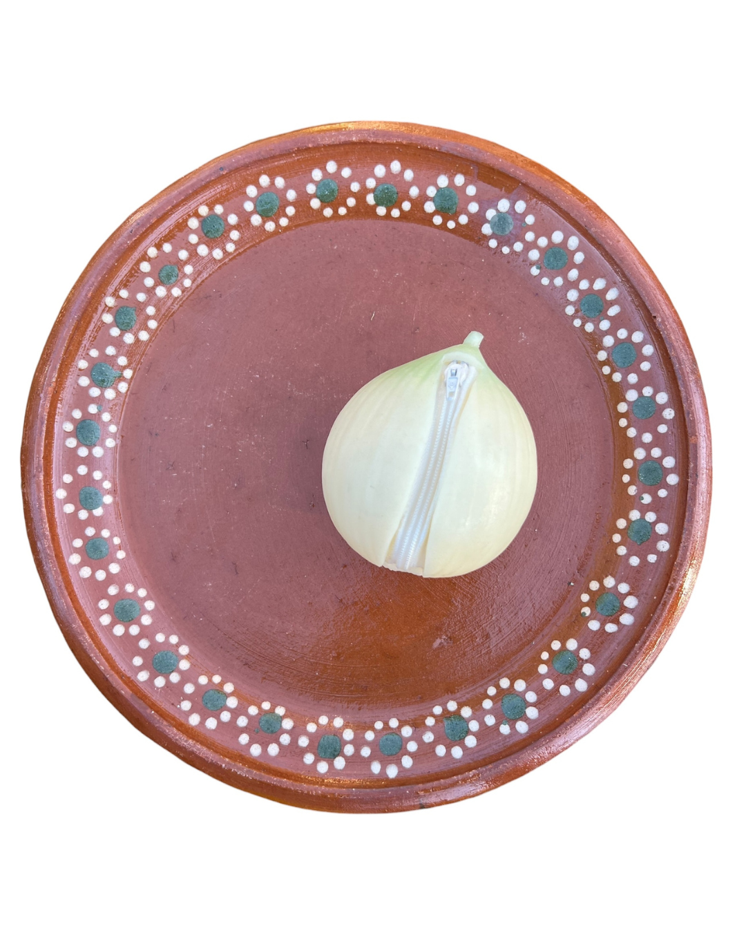 Ceramic plate with decorative edge featuring a white onion coin purse on a white background